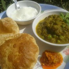 A picture of Matar ki saloni aur poori.