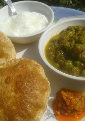 A picture of Matar ki saloni aur poori.