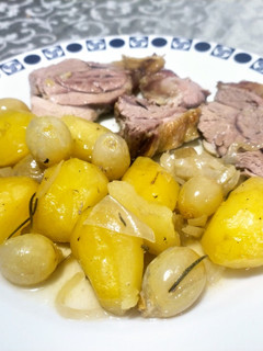 Una foto de Pierna de cordero recental al horno con patatas y uvas