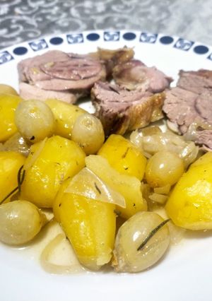 Una foto de Pierna de cordero recental al horno con patatas y uvas
