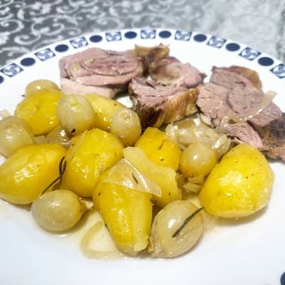Pierna de cordero recental al horno con patatas y uvas Receta de Juan  Cannas- Cookpad