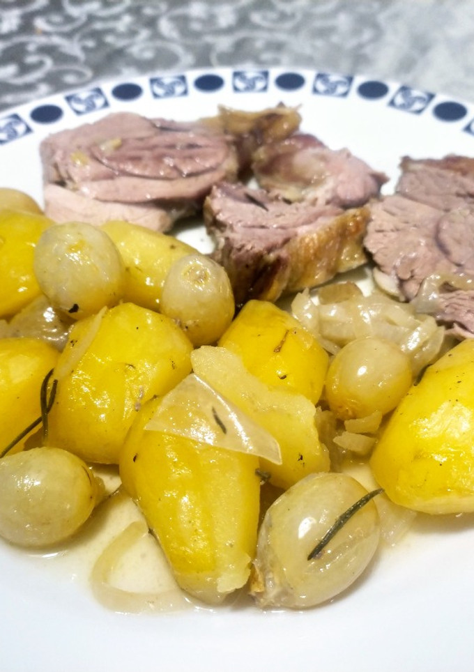Una foto de Pierna de cordero recental al horno con patatas y uvas