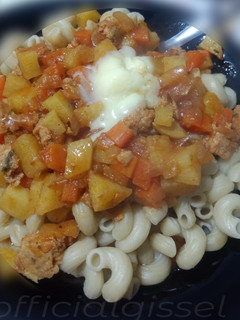Una foto de Salsa de tomate casera con medallones de pollo y fideos con queso