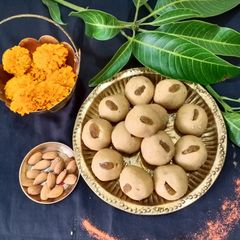A picture of Sooji khoya Ladoo.