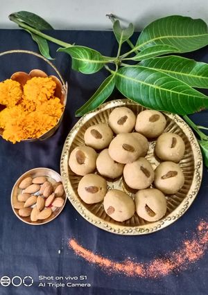 A picture of Sooji khoya Ladoo.