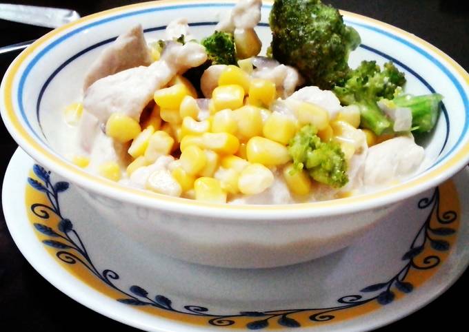 Creamy Chicken and Corn Stew with Broccoli
