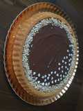 Crostata morbida con nutella decorata con cuoricini di cioccolato bianco e granella di nocciole