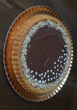 Foto di Crostata morbida con nutella decorata con cuoricini di cioccolato bianco e granella di nocciole