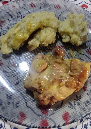 Una foto de Muslos al disco con puré de papas