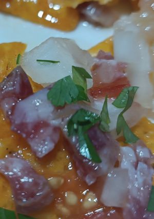 Una foto de Nachos con tartar de fuet