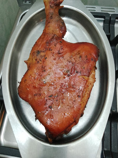 Una foto de Lechón (cochinillo) al horno