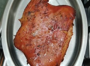Una foto de Lechón (cochinillo) al horno