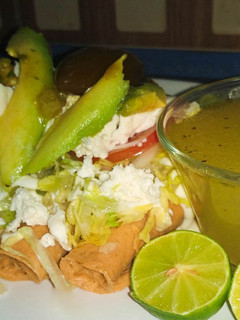 Una foto de Tacos dorados de pollo (Flautas)