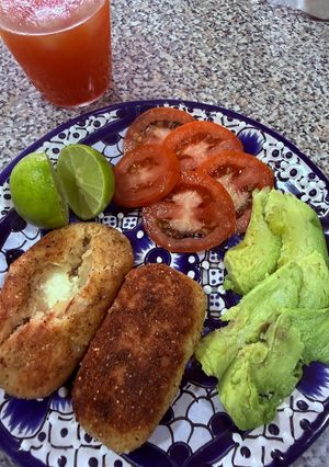 Una foto de Croquetas de papa y atún rellenas de queso