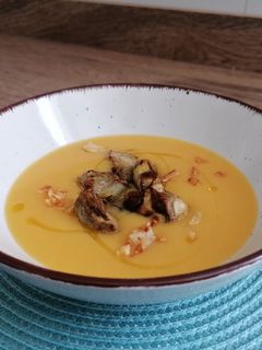 Una foto de Crema de calabaza con alcachofas