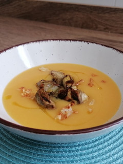 Una foto de Crema de calabaza con alcachofas