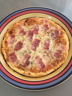 Una foto de Pizza casera de bacon y queso (masa tradicional)