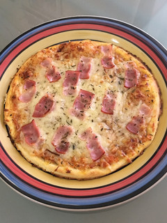 Una foto de Pizza casera de bacon y queso (masa tradicional)