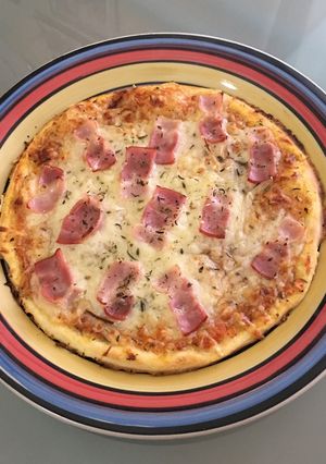 Foto principal de Pizza casera de bacon y queso (masa tradicional)