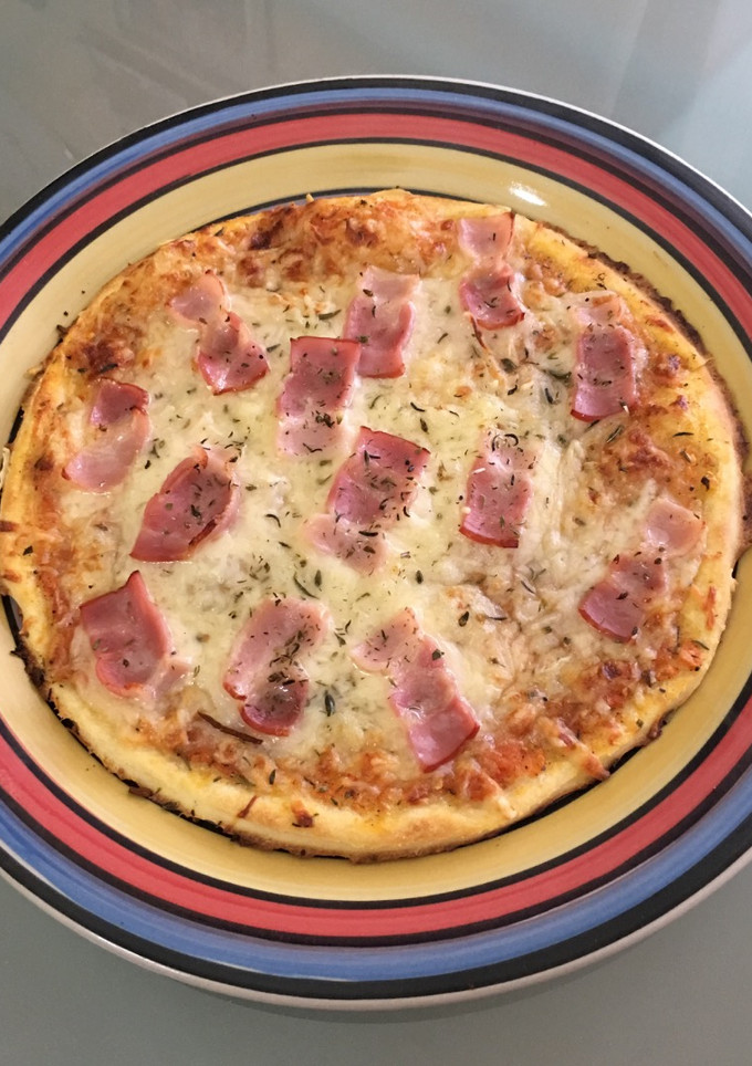 Una foto de Pizza casera de bacon y queso (masa tradicional)