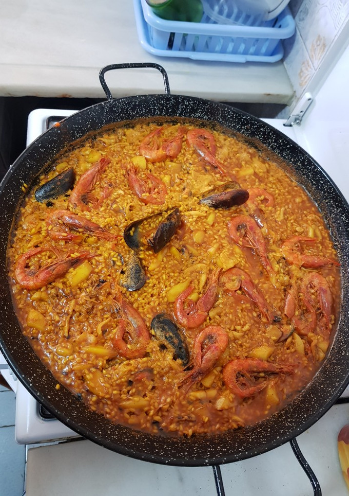 Una foto de Paella de marisco
