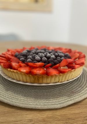 Una foto de Tarta de frutillas y arándanos