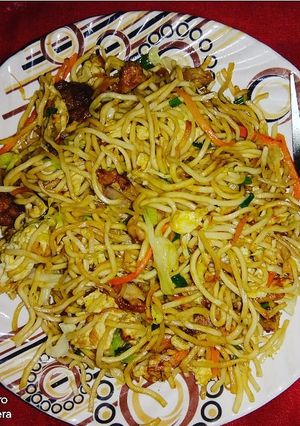 স্পাইসি এগ চিলি চিকেন প্রন নুডলস (spicy egg chili chicken noodles recipe in Bengali) রেসিপির প্রধান ছবি