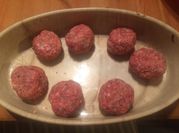 Une photo de boulette de viande oignons