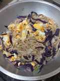 Mie singkong nyemek dengan kol ungu dan telur bebek