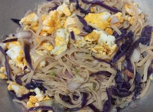Foto resep Mie singkong nyemek dengan kol ungu dan telur bebek