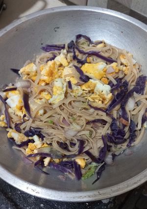 Foto resep Mie singkong nyemek dengan kol ungu dan telur bebek