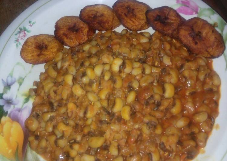 Porridge beans with fried plantain