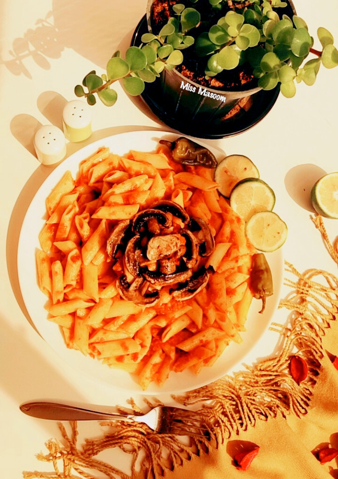 عکسی از دستور پاستاپنه با سس گوجه