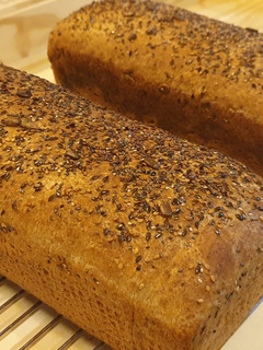 Una foto de Pan de molde integral con semillas