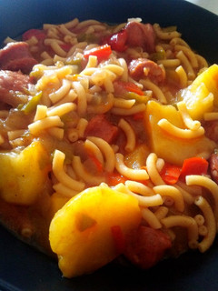 Una foto de Riojana con fideo y patata