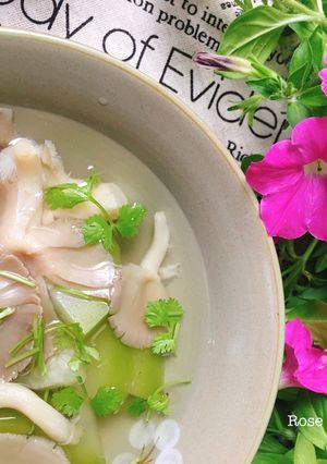 Hình của món Canh Bí Xanh Nấu Nấm Bào Ngư.