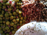 Merluza con guisantes y guarnición de arroz