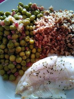 Una foto de Merluza con guisantes y guarnición de arroz