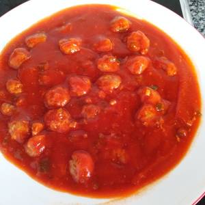 Albóndigas al vapor con salsa de tomate casera