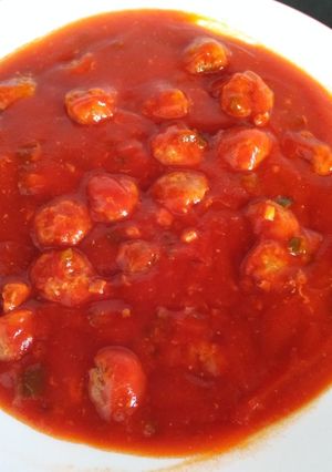 Una foto de Albóndigas al vapor con salsa de tomate casera