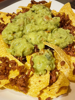 Una foto de Nachos con carne y guacamole