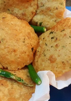 कसूरी मेथी मसाला पूरी (kasuri methi masala poori recipe in Hindi) रेसिपी मुख्य फोटो