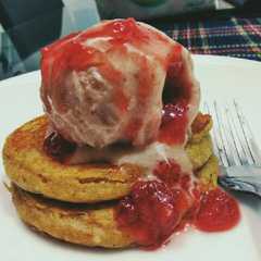 รูปของ Pink Banana Strawberry ice cream