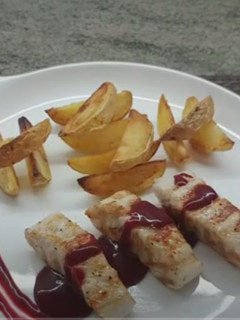 Una foto de Solomillo con salsa de frutos rojos y patatas fritas ¡Riquísimo!