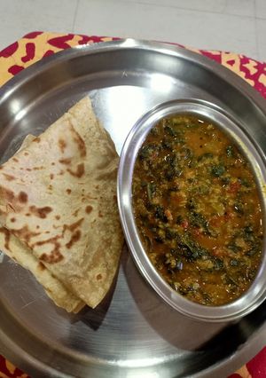 मुगडाळ पालक भाजी (Moongdal Palak Bhaji Recipe In Marathi) रेसिपी चे मुख्य फोटो 