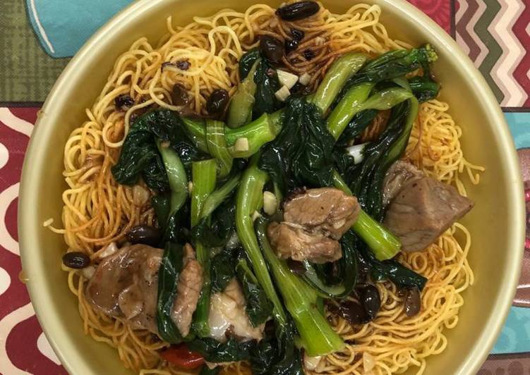菜遠排骨炒麵