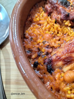 Una foto de Arroz al horno con garbanzos y alitas de pollo adobadas