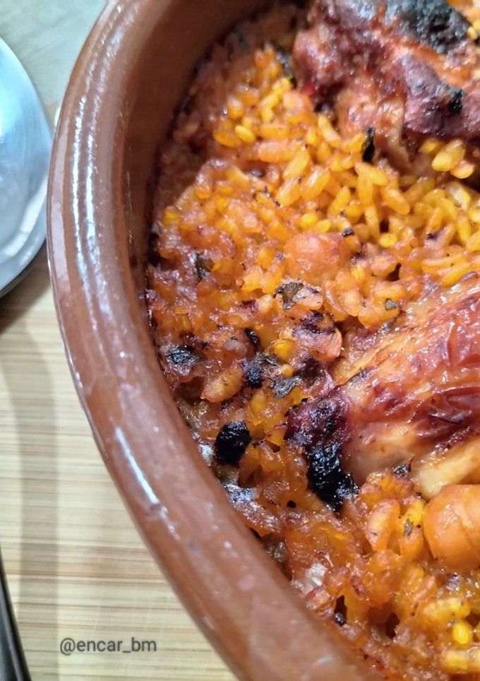 Una foto de Arroz al horno con garbanzos y alitas de pollo adobadas