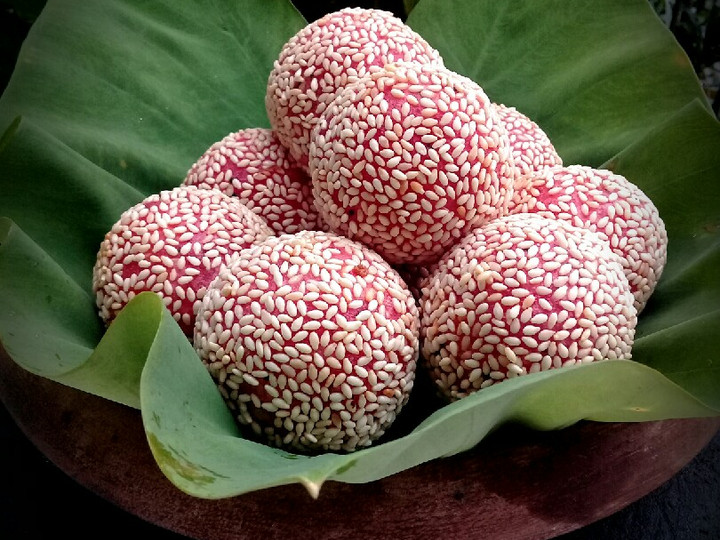 Langkah Mudah untuk Membuat Onde onde buah naga yang Lezat