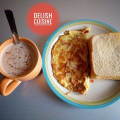 A picture of Bread, fried eggs and tea!.